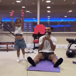 صلاح ظهر مع ابنته كيان في مقطع فيديو من صالة التمارين