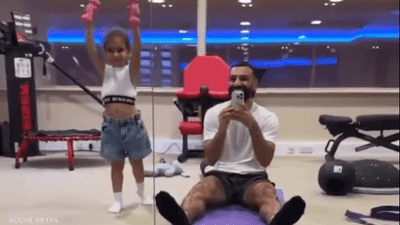 صلاح ظهر مع ابنته كيان في مقطع فيديو من صالة التمارين