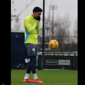 عمر مرموش في مرانه الأول مع السيتي