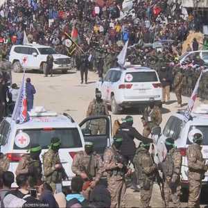 وصول سيارات الصليب الأحمر لتسلم المحتجزات في غزة