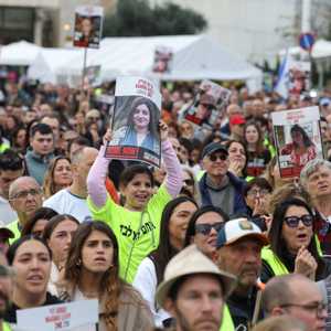 من ساحة تجمع أهالي الرهائن في إسرائيل