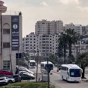 حافلات الأسرى الفلسطينيين المفرج عنهم في طريقها إلى رام الله