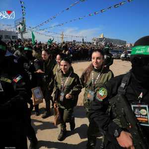 المحتجزات يحملن كيس الهدايا