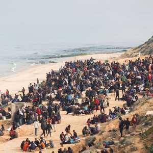 نازحون ينتظرون السماح لهم بالعودة إلى منازلهم في شمال غزة