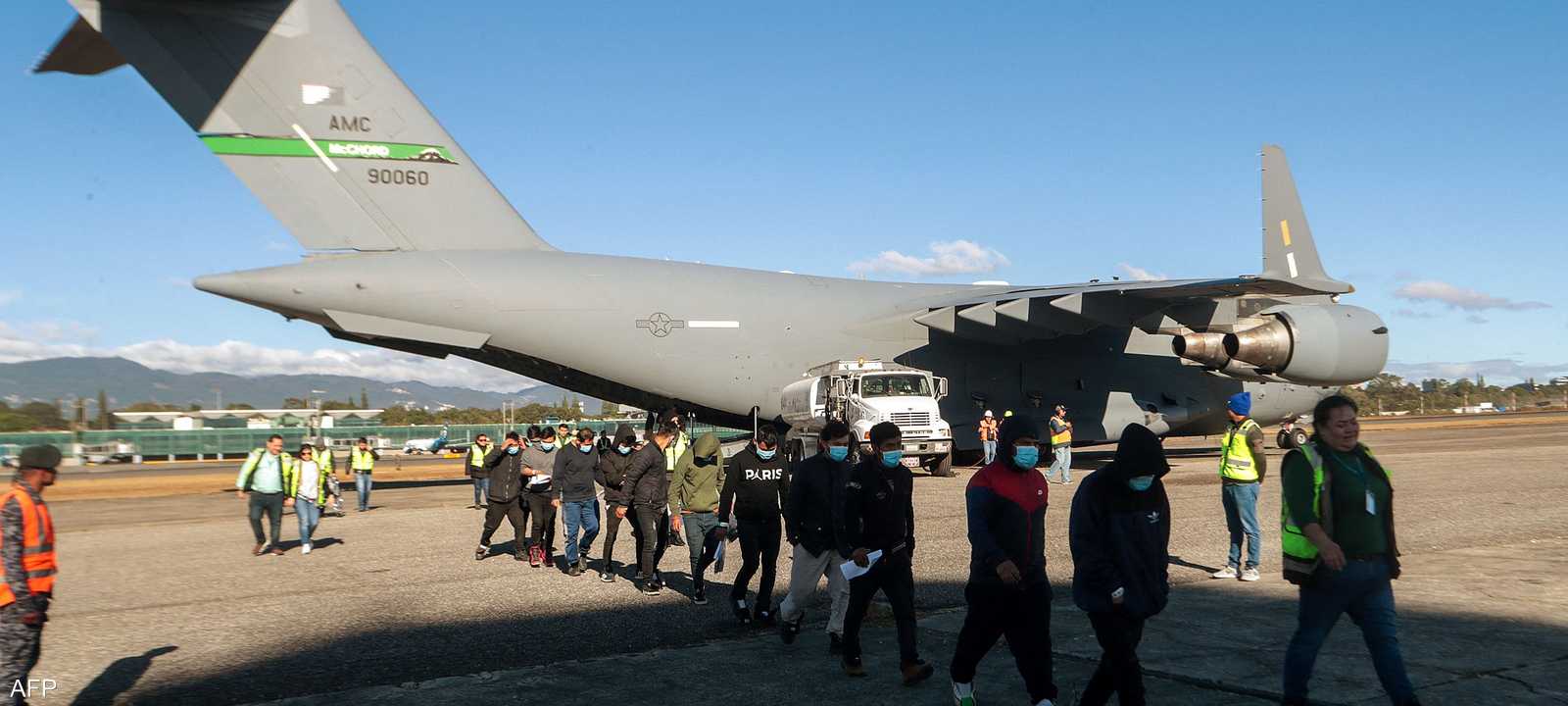 كولومبيا تمنع طائرات نقل المهاجرين الأميركية من الدخول إليها