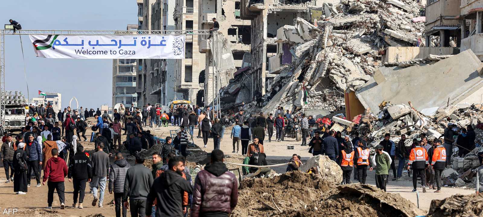 لافتة ترحيبية بعودة النازحين إلى مدينة غزة