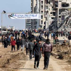 لافتة ترحيبية بعودة النازحين إلى مدينة غزة