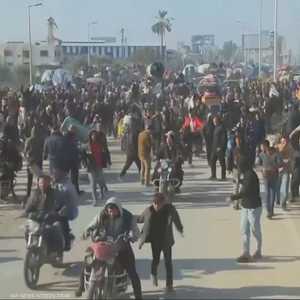 النازحون الفلسطينيين يعودون إلى شمال قطاع غزة