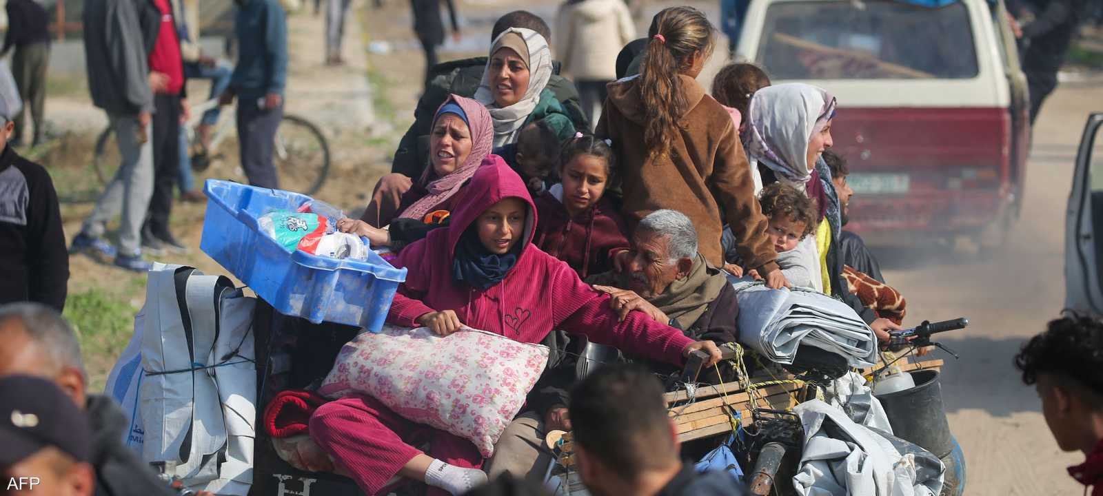 نازحون من غزة أثناء عبورهم ممر نتساريم من جنوب القطاع