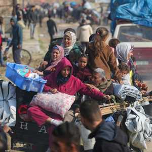 نازحون من غزة أثناء عبورهم ممر نتساريم من جنوب القطاع