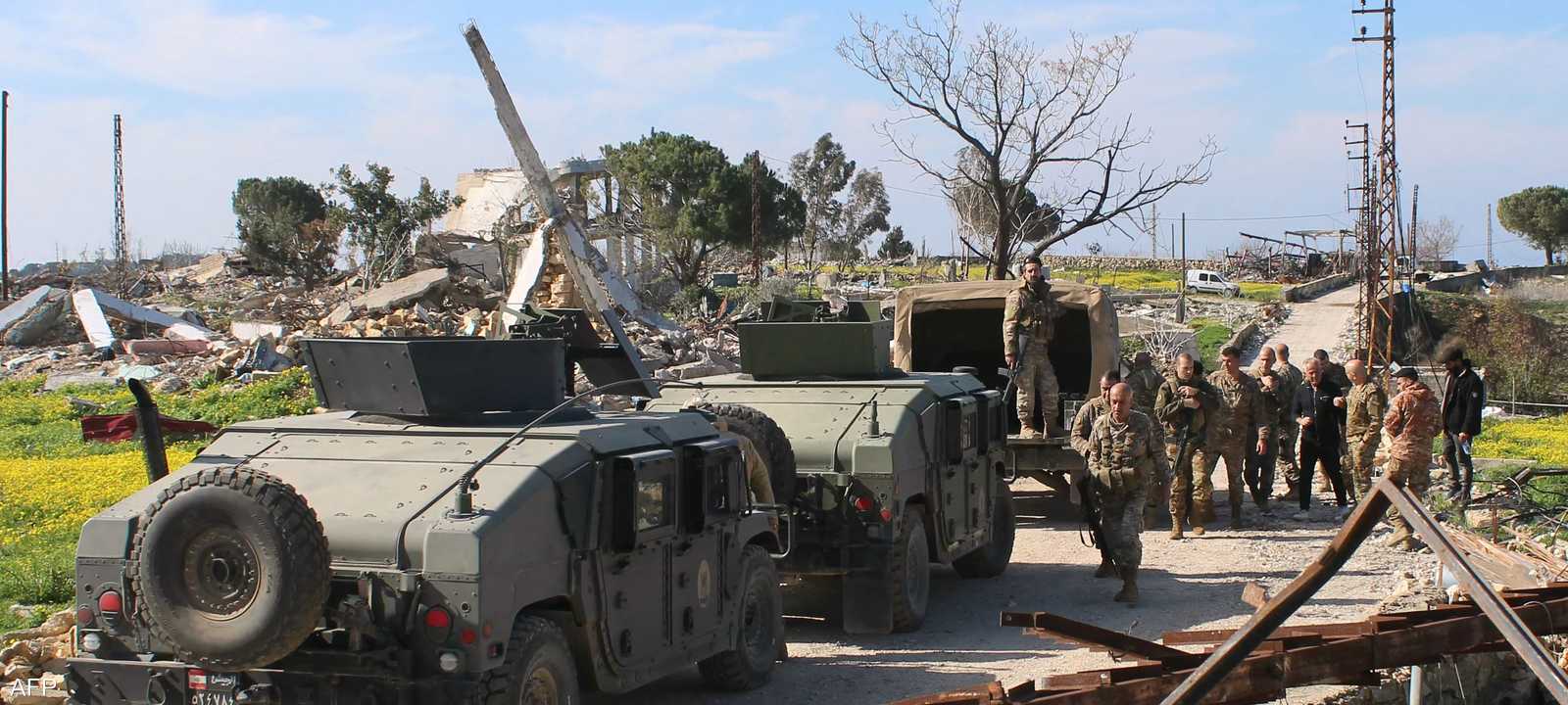 جنود من الجيش اللبناني يتجمعون في قرية مروحين الجنوبية