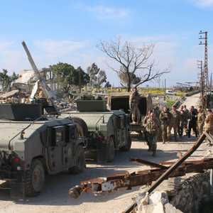 جنود من الجيش اللبناني يتجمعون في قرية مروحين الجنوبية