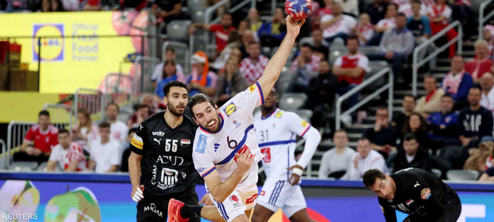 من المباراة بين الفريقين