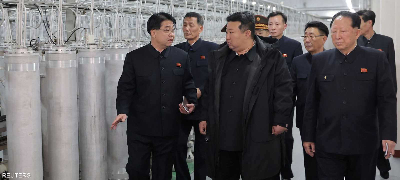 زعيم كوريا الشمالية يتفقد منشأة تنتج مواد نووية