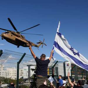 مروحية عسكرية إسرائيلية تنقل رهائن إسرائيليين تم تحريرهم