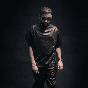 المغني سامح الرياحي المعروف بكنية "سامارا"