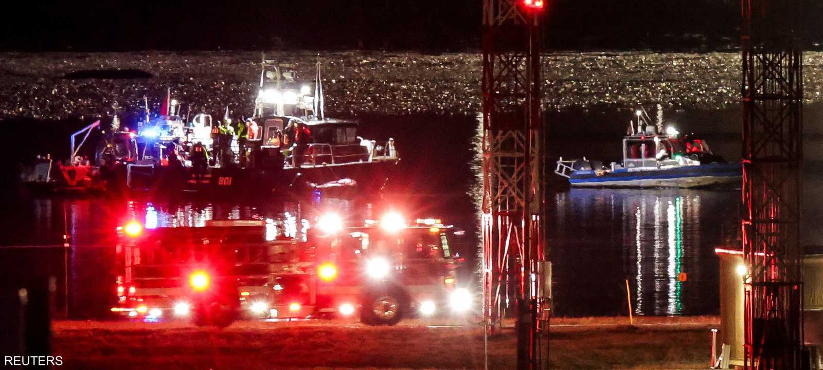 أفراد الطوارئ والغواصون في موقع الحادث