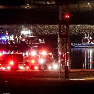 أفراد الطوارئ والغواصون في موقع الحادث