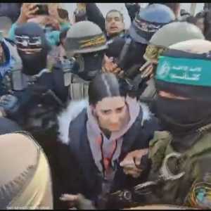 تسليم الرهينة أربيل يهود للصليب الأحمر بخان يونس