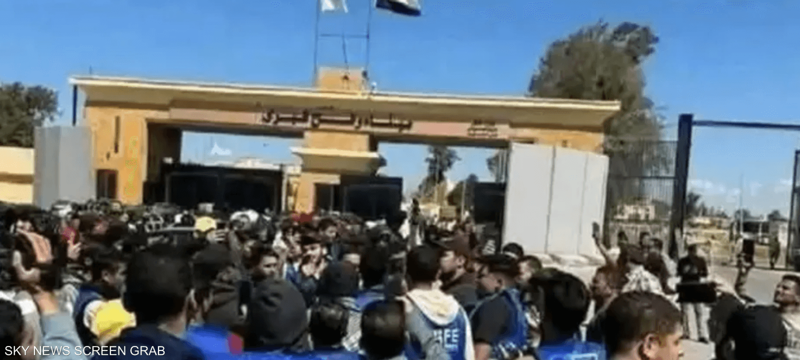 لوح المتظاهرون بأعلام مصرية وفلسطينية بالقرب من المعبر