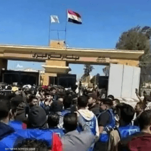 لوح المتظاهرون بأعلام مصرية وفلسطينية بالقرب من المعبر