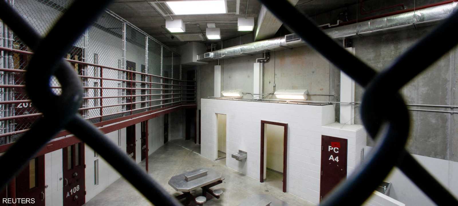 زنزانة جماعية في معتقل غوانتانامو