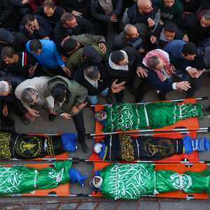 يشارك المشيعون في جنازة 9 فلسطينيين قُتلوا في غارة إسرائيلية