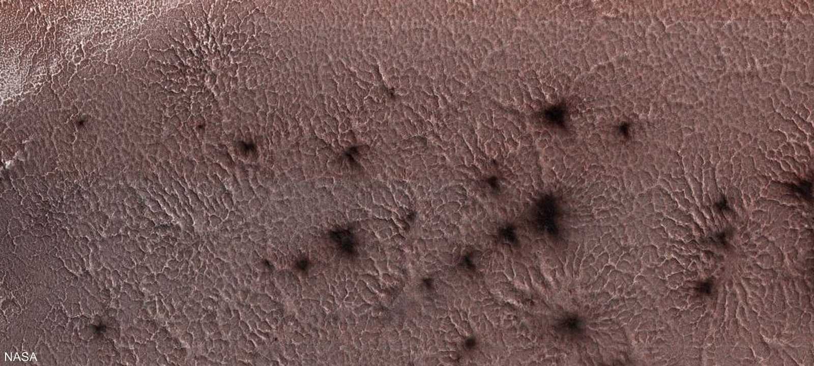 ظاهرة "عناكب المريخ" التي التقطتها وكالة ناسا