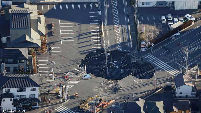 حفرة ابتلعت شاحنة في طوكيو باليابان