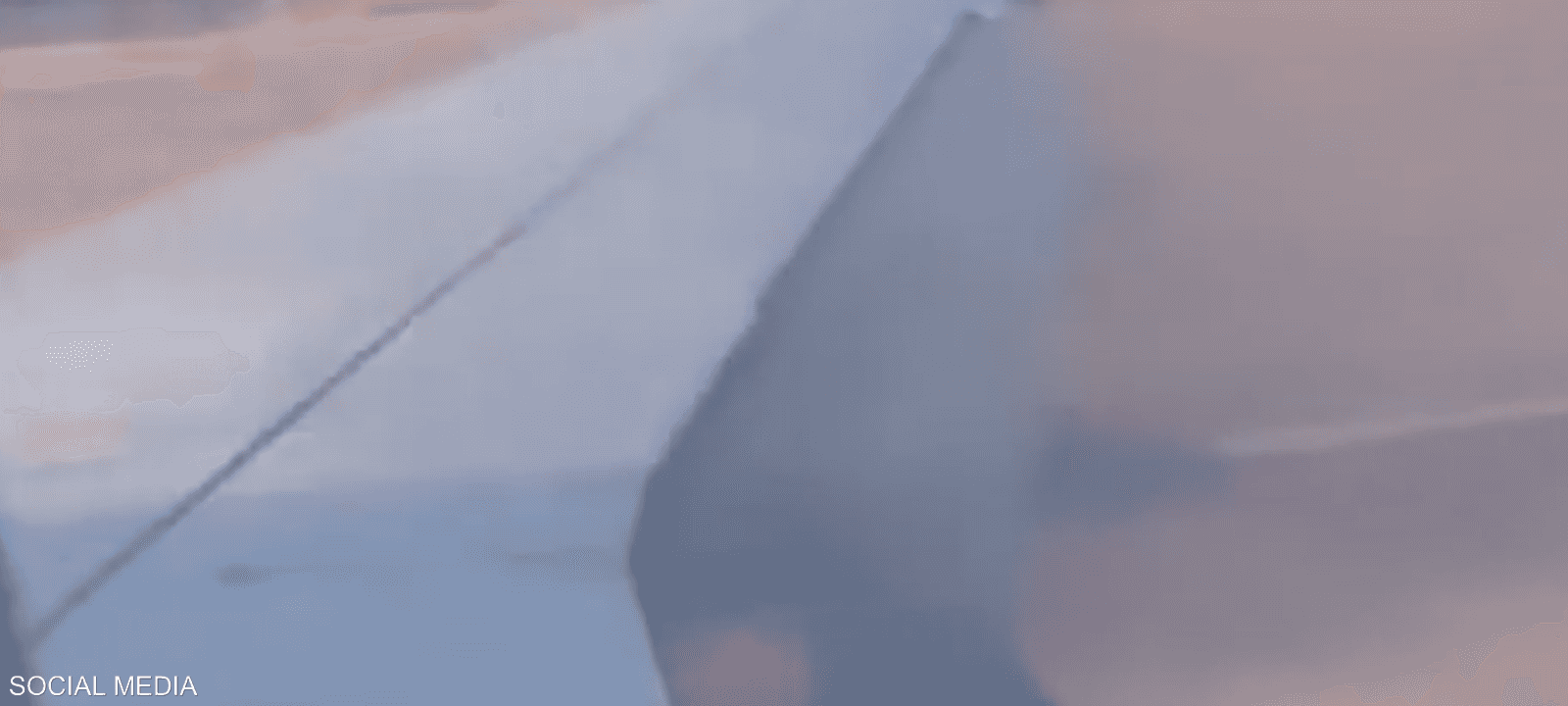 ألسنة اللهب تظهر على جناح الطائرة