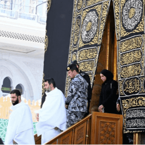 الشرع من أمام الكعبة