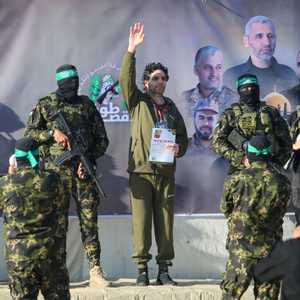 لحظة إطلاق سراح المحتجز الإسرائيلي عوفر كالديرون