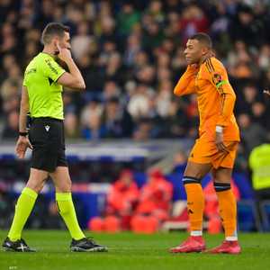 اعتراضات مبابي وفينيسيوس على حكم لقاء إسبانيول