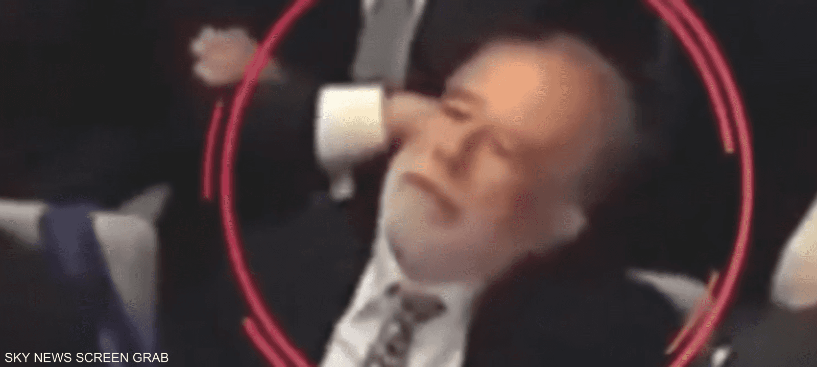 ظهر السفير وهو يفرك عينيه قبل أن ينام في منتصف الاجتماع