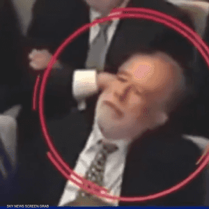 ظهر السفير وهو يفرك عينيه قبل أن ينام في منتصف الاجتماع