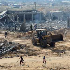 آليات ثقيلة تعمل على فتح الطريق وإزالة الأنقاض في جنوب غزة