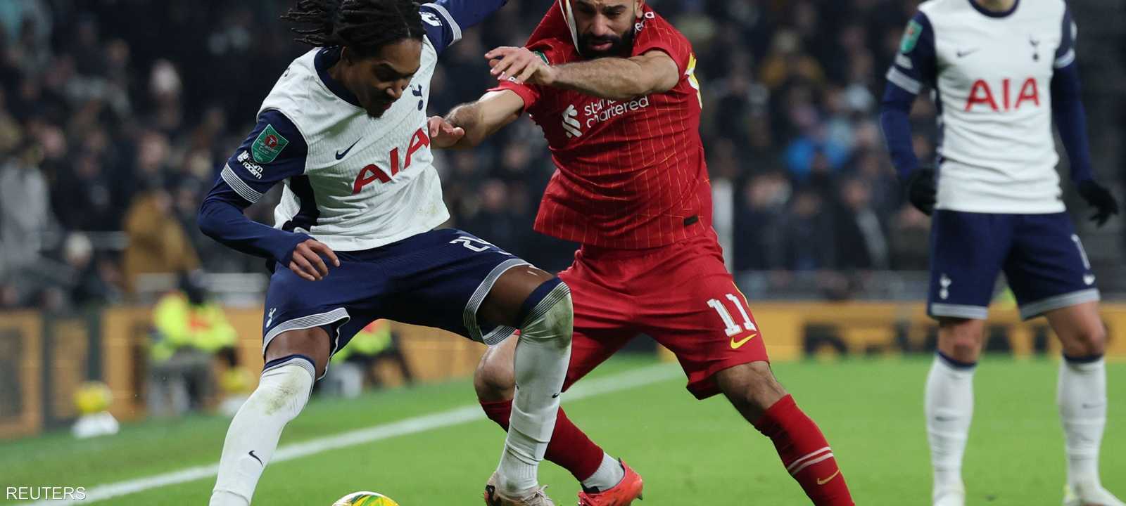 صراع على الكرة بين صلاح وجيد سبينس