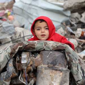 أطفال غزة وسط الركام