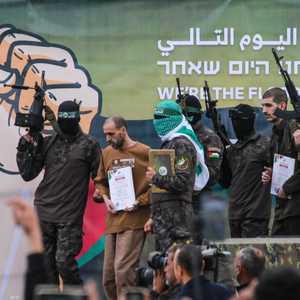 لحظة تسليم المحتجز الإسرائيلي