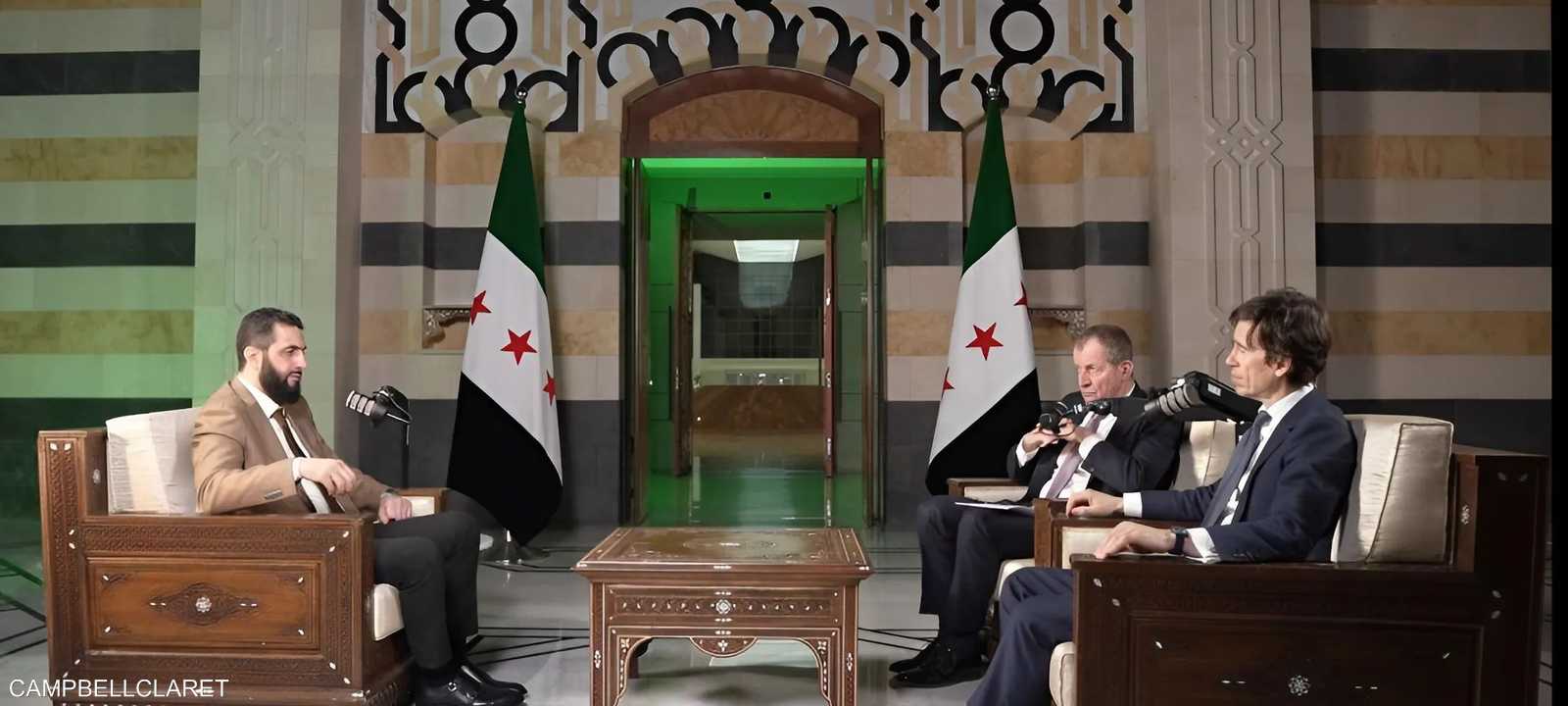 أليستر كامبل وروري ستيورات خلال المقابلة مع الشرع