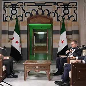 أليستر كامبل وروري ستيورات خلال المقابلة مع الشرع