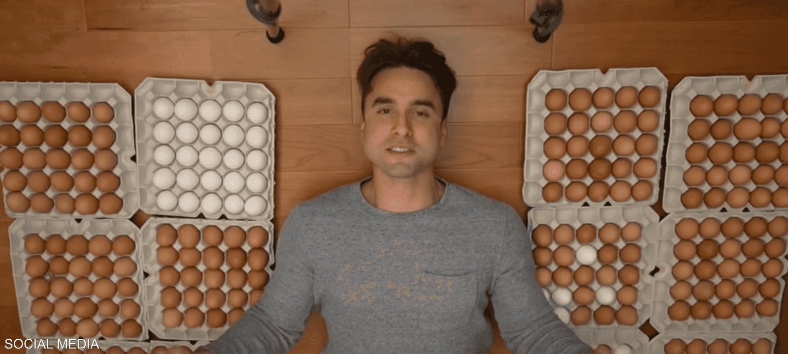 رجل أقدم على تناول 30 بيضة يوميا لبحث تأثيره على جسده