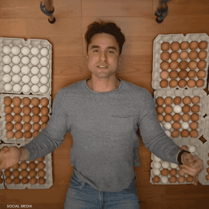 رجل أقدم على تناول 30 بيضة يوميا لبحث تأثيره على جسده