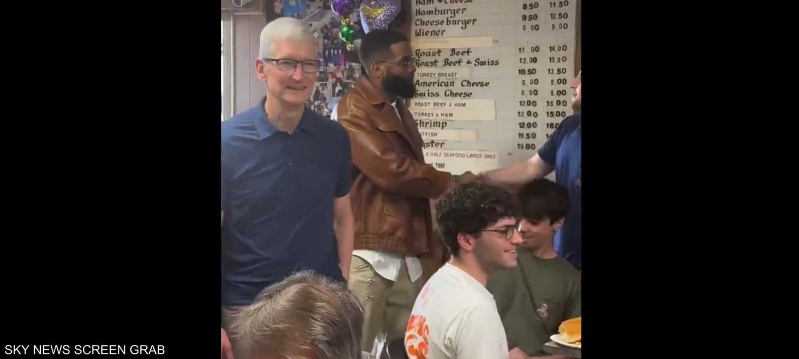 تيم كوك داخل المطعم الشعبي