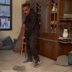 عائلة غزية تُرمم منزلها وسط الدمار: لن نغادر أرضنا!