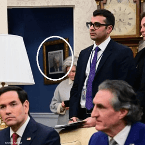 صورة على جدار الممر الواصل للمكتب البيضاوي