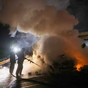 بقايا سيارة اليونيفيل المحترقة على طريق المطار