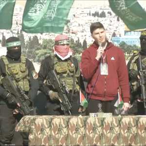 المحتجز الروسي الإسرائيلي على المنصة أثناء الإفراج عنه