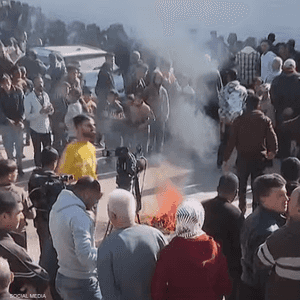 الأسرى الفلسطينيون المفرج عنهم أحرقوا الملابس التي خرجوا بها