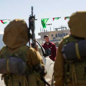 سلمت حماس 3 رهائن إسرائيليين إلى الصليب الأحمر